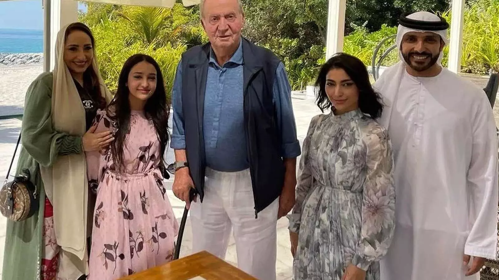 El rei Joan Carles a Abu Dhabi fotografiat amb el pilot Khaled Al Qubaisi i la seva família, en una imatge compartida a les xarxes socials