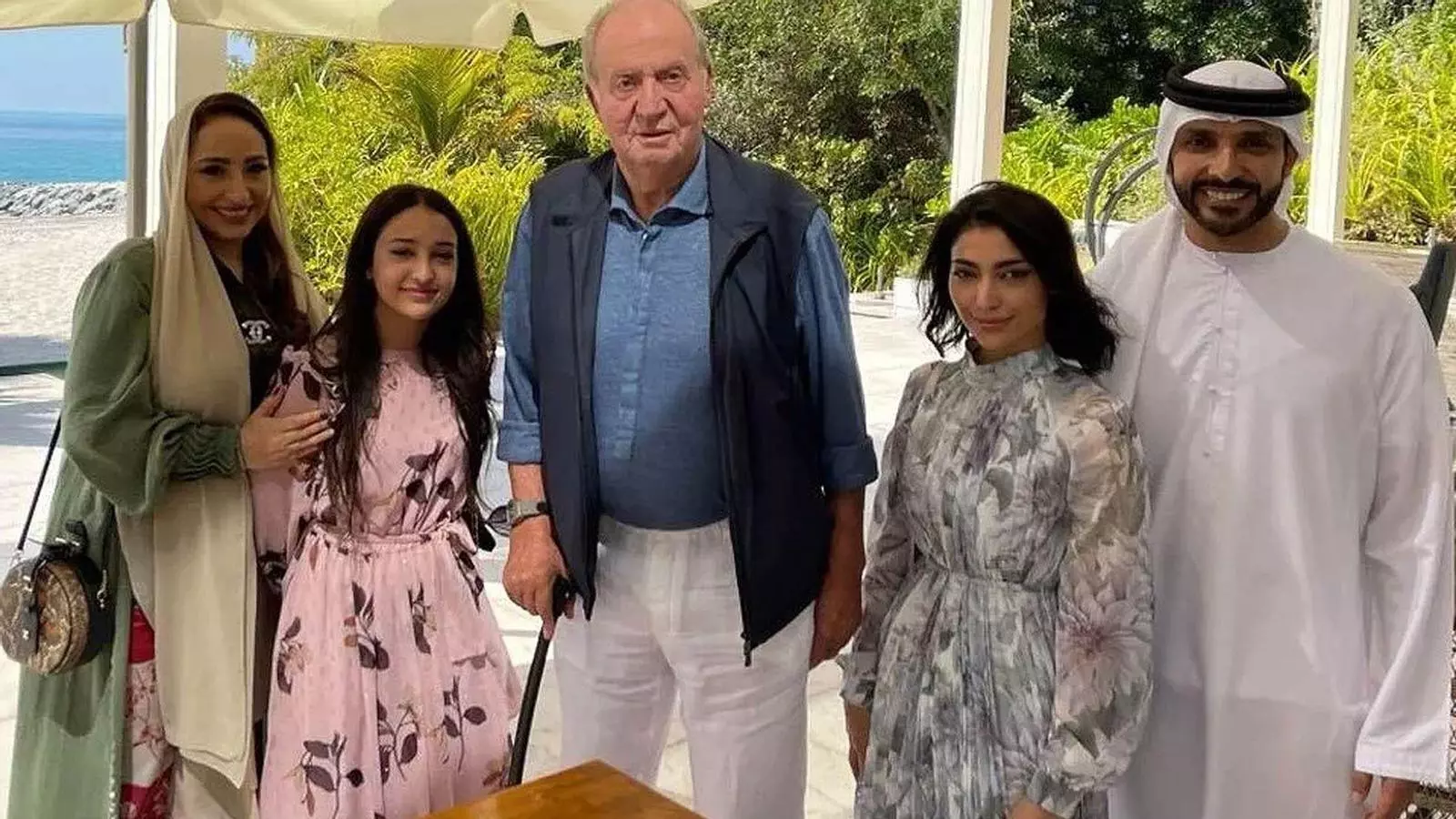 El rei Joan Carles a Abu Dhabi fotografiat amb el pilot Khaled Al Qubaisi i la seva família, en una imatge compartida a les xarxes socials