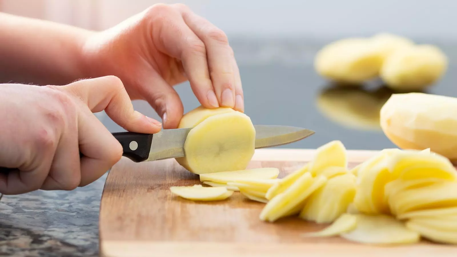 Les patates es poden tallar de formes diferents per fregir-les i convertir-les en truita