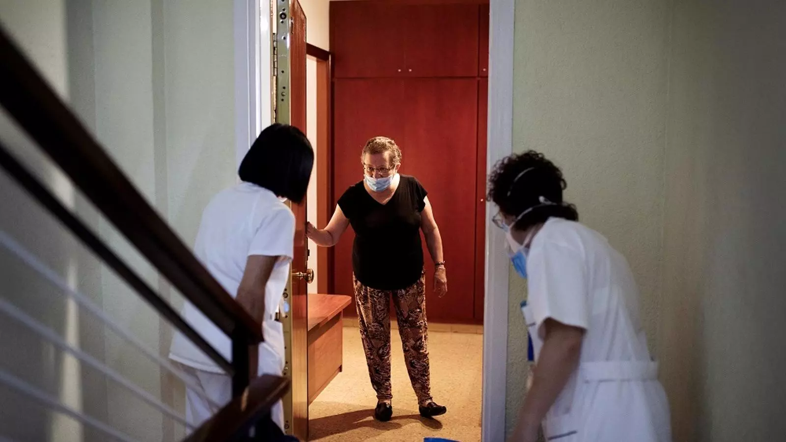 Un equipo de curas de la CABEZA de Bellvitge se desplaza en casa de una persona enferma, el mayo del año pasado.