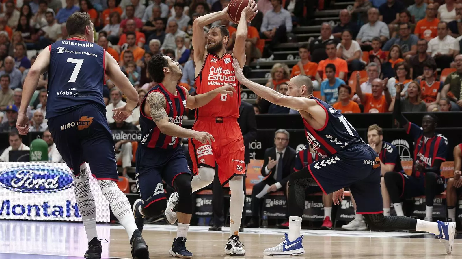 El base escolta del València Bàsquet, el francès Antonine Diot (c) entre els jugadors del Baskonia, el estatunidenc Shane Larkin (i) i el pivot Kim Tillie