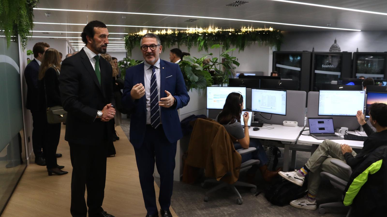 El director de Sage Ibérica, José Luis Martín Zabala, y el consejero de Empresa, Miquel Sàmper, en el nuevo 'hub'.