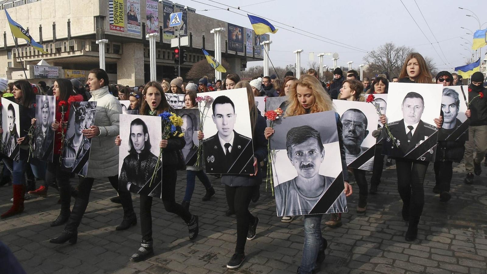 RECOLLIMENT I RÀBIA 
 En aquesta manifestació de Khàrkiv, a l’est, un atemptat va matar dues persones.