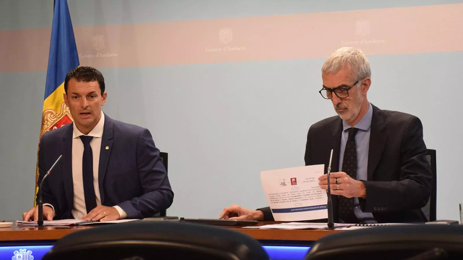 El ministre de Presidència, Economia i Empresa, Jordi Gallardo, i el secretari d'Estat d'Economia i Empresa, Èric Bartolomé, durant la roda de premsa.