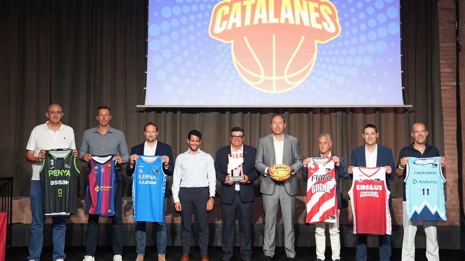 The teams, during the presentation.