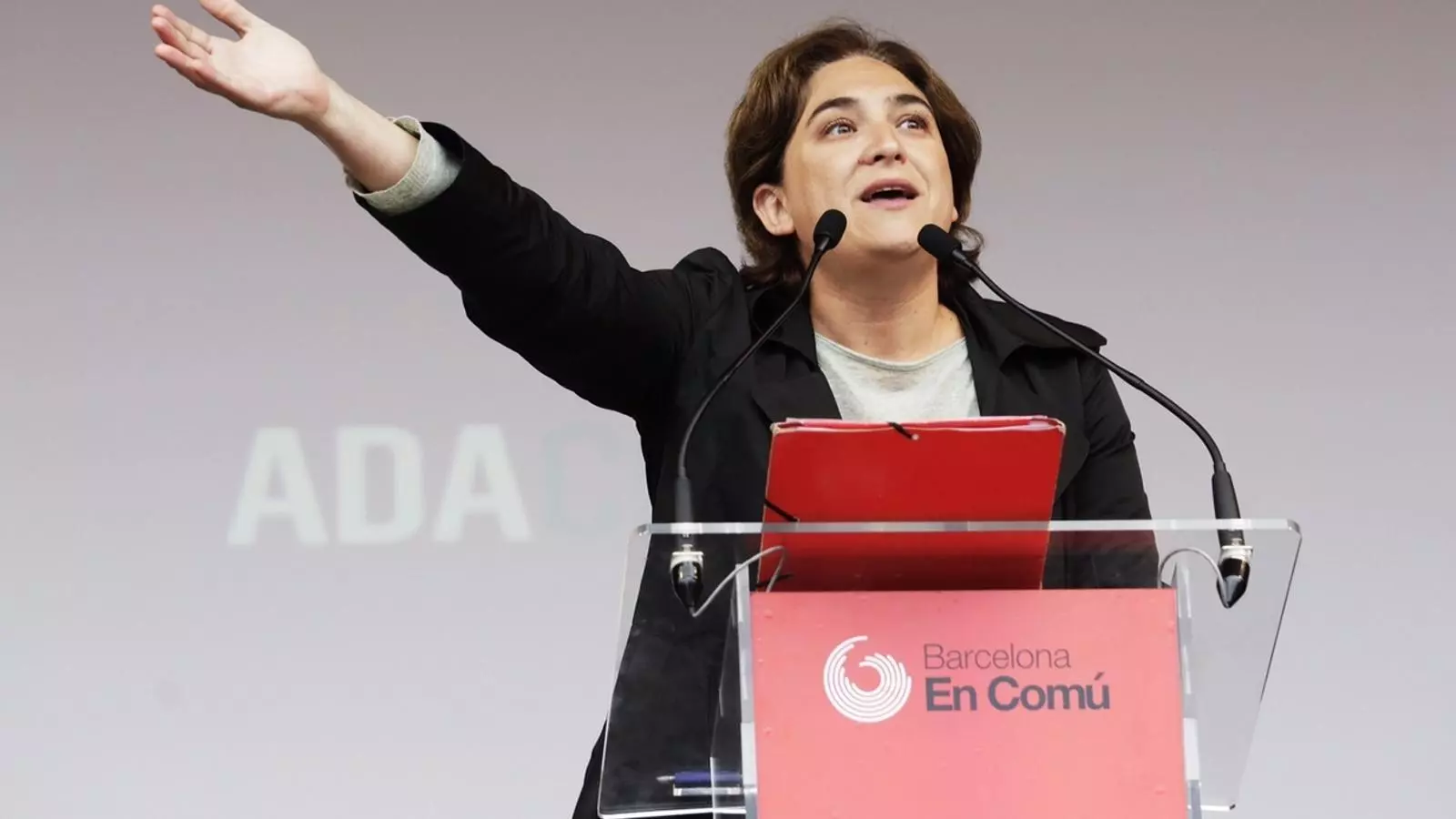 Ada Colau, en el míting d'aquest dimecres a la plaça de Catalunya. / PERE VIRGILI
