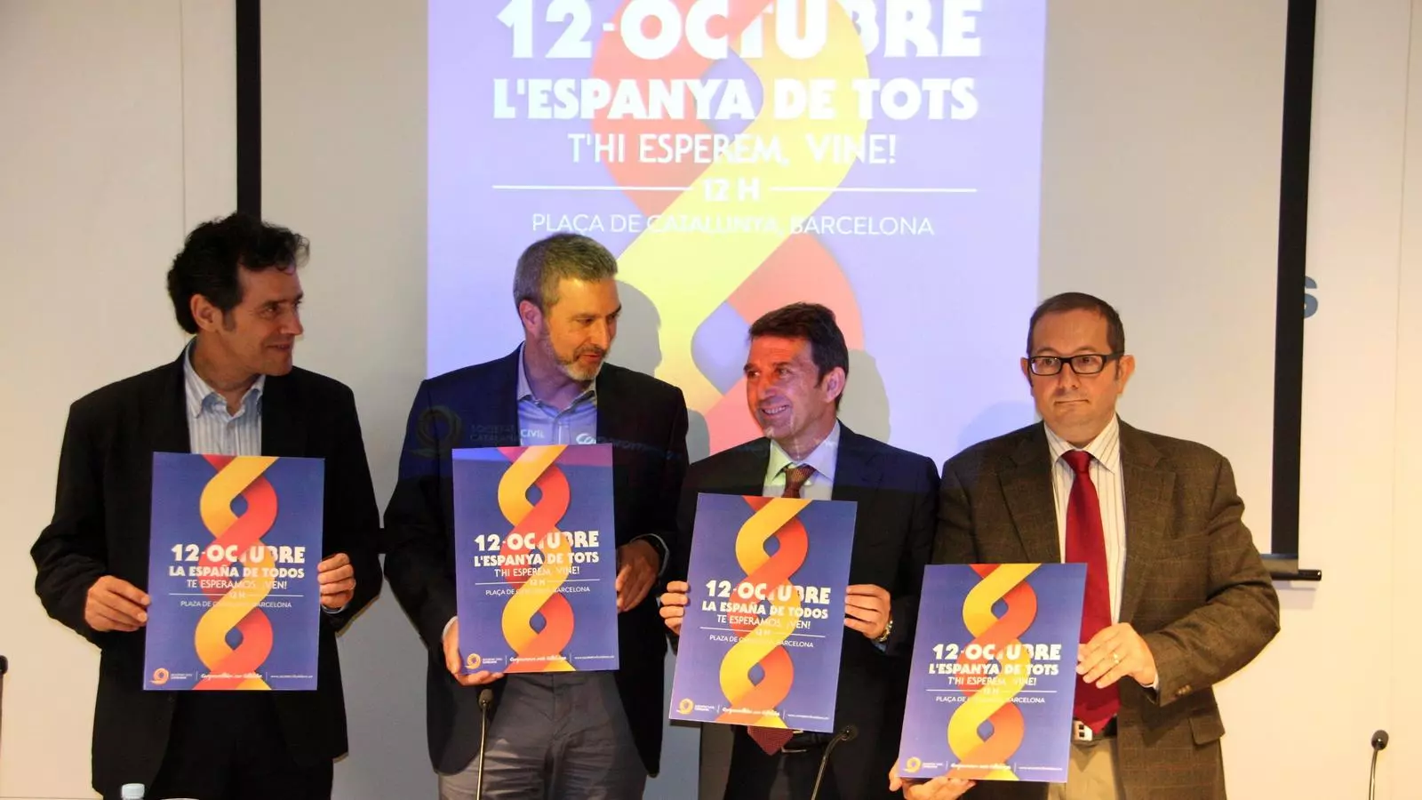 Àlex Ramos, Josep Ramon Bosch, José Domingo i Rafael Arenas, amb el cartell dels actes de Societat Civil Catalana pel 12-O. R. GARRIDO / ACN