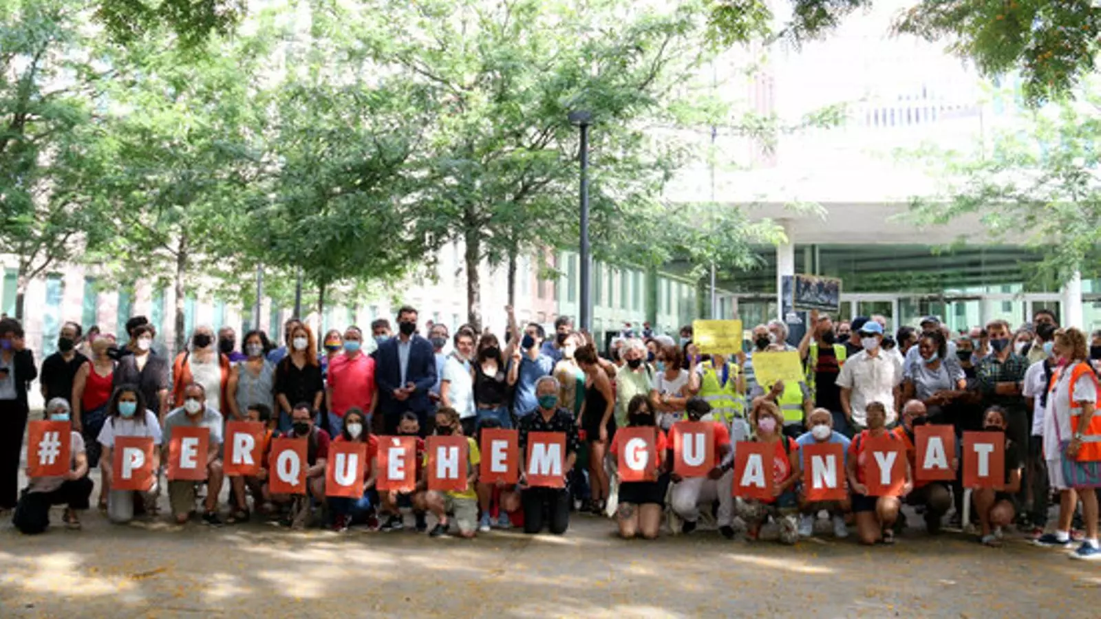 Abans del judici, diversos activistes s'han concentrat davant de la Ciutat de la Justícia per protestar per la condemna que demanen pels acusats