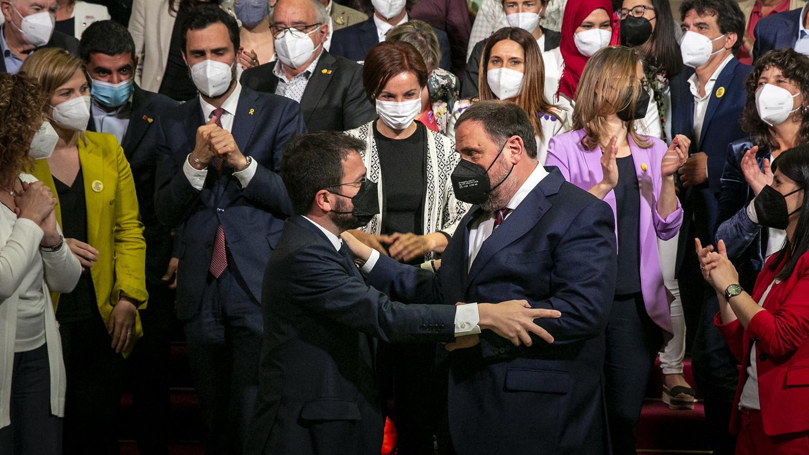 El president de la Generalitat, Pere Aragonès, i el d’ERC, Oriol Junqueras, abraçats després del debat d’investidura.