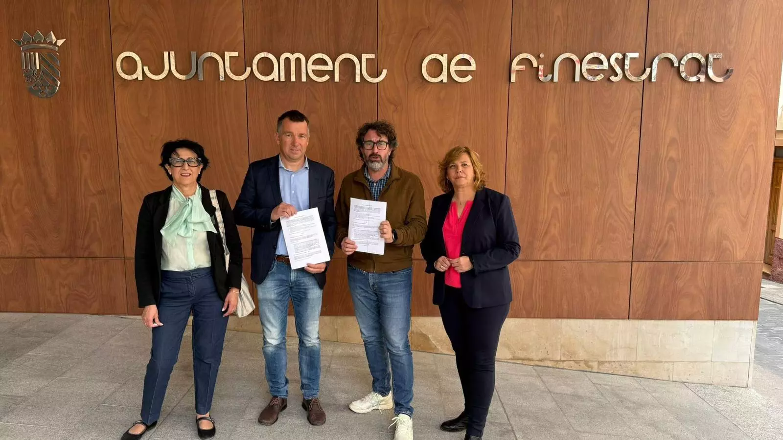 Els regidors Juan Algado i María Dolores Lloret, al costat del secretari d'organització del PSPV, Vicent Mascarell i la secretària comarcal, Maite García.