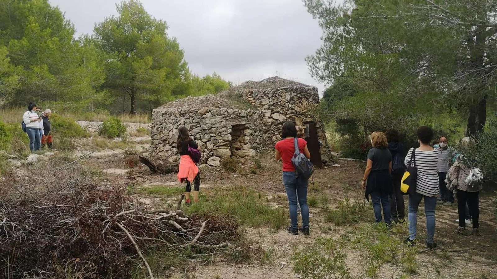 Una visita a cabanes de pedra seca a Sant Vicenç de Calders. / COL·LABORAxPAISATGE