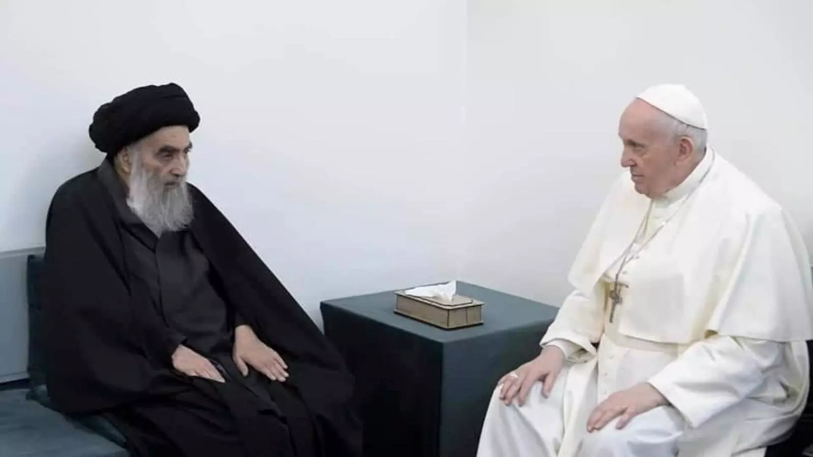 El papa Francesc visitant l'aiatol·là Al-Sistani a casa seva, a Naja (Iraq).