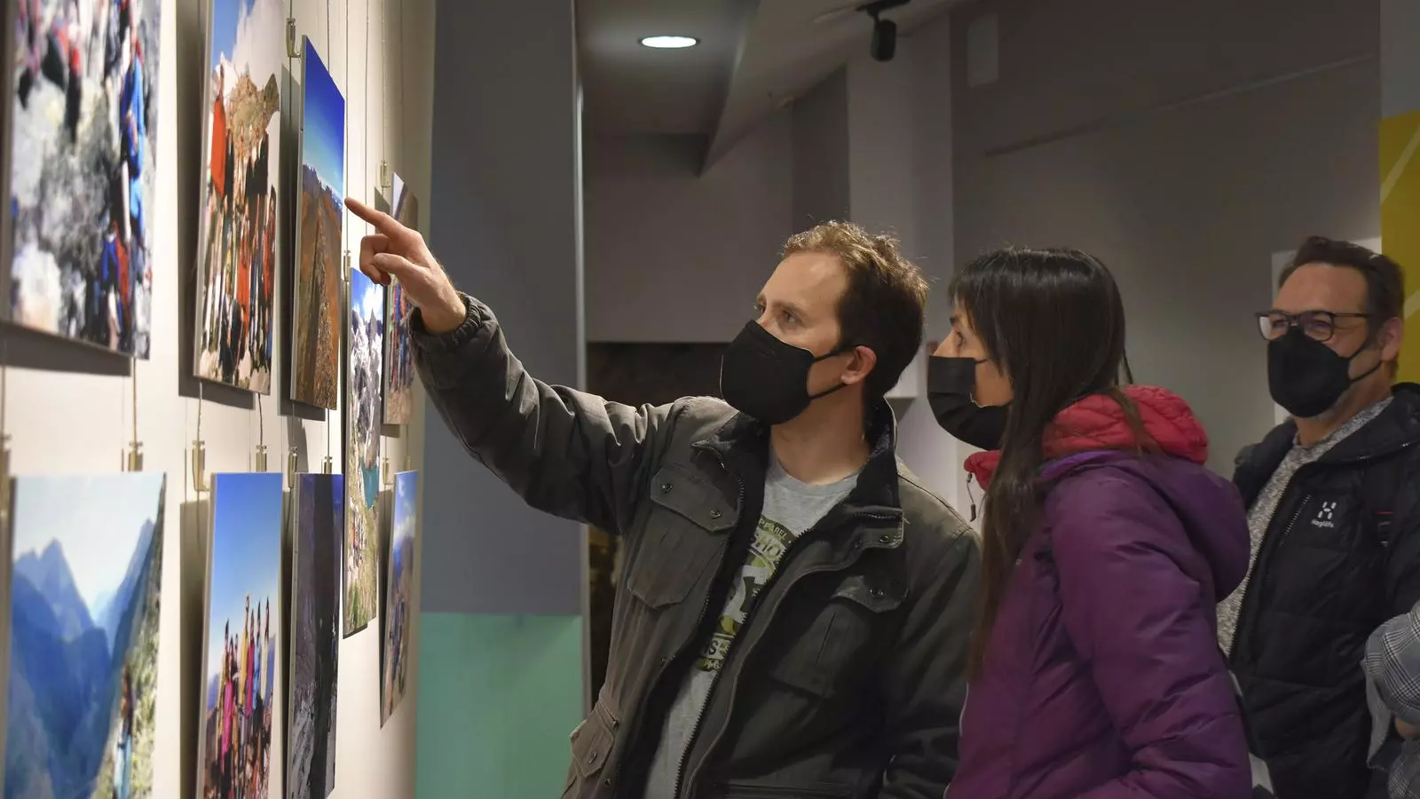Visitants analitzant les imatges que figuren a l'exposició de l'Espai Caldes.