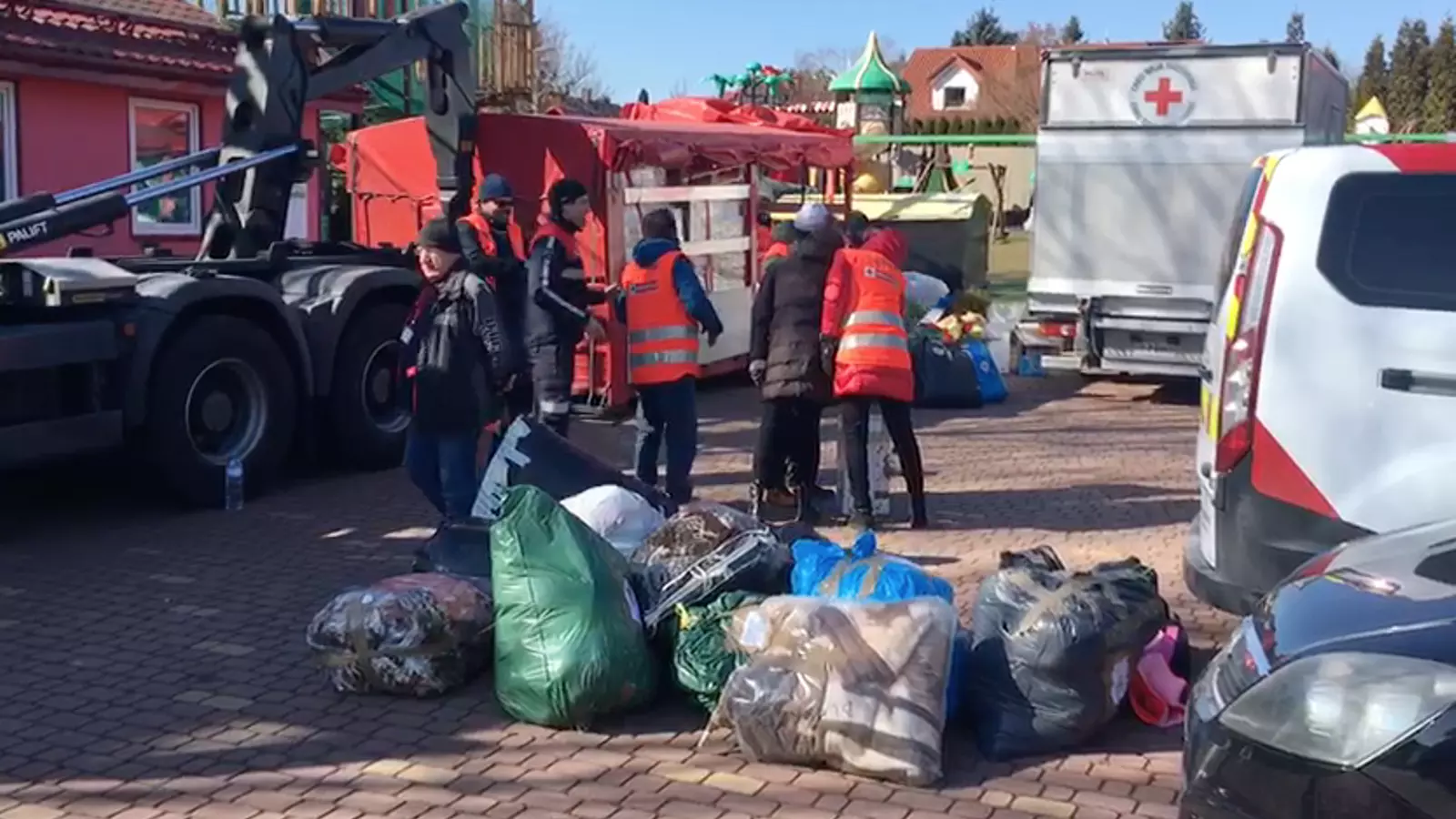 Membres de comboi amb ajuda humanitària a la frontera amb Polònia.