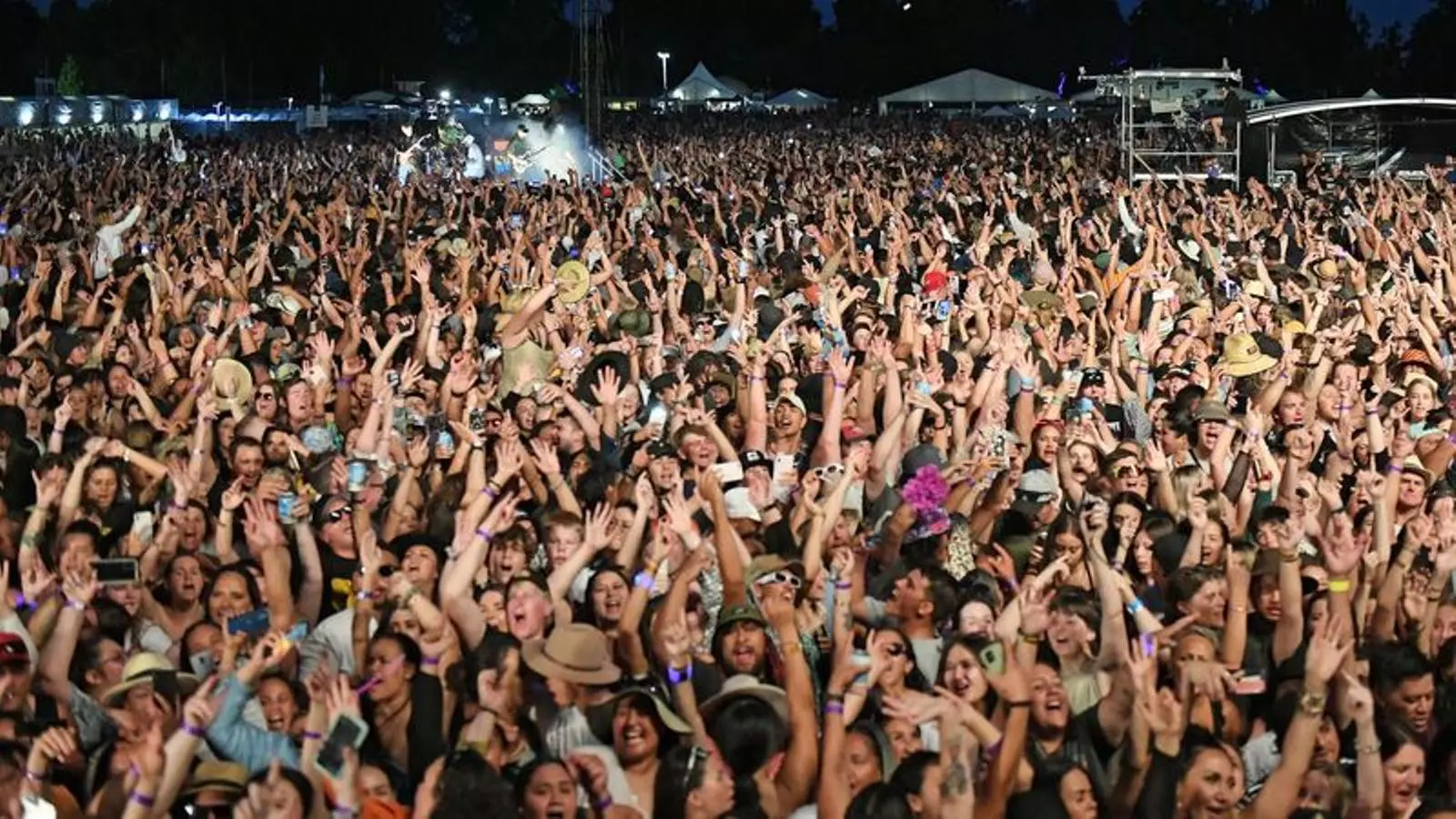 Six60 actuant davant de 22.000 fans al Hawkes Bay A&P Showgrounds el 23 de gener del 2021 a Hastings, Nova Zelanda.