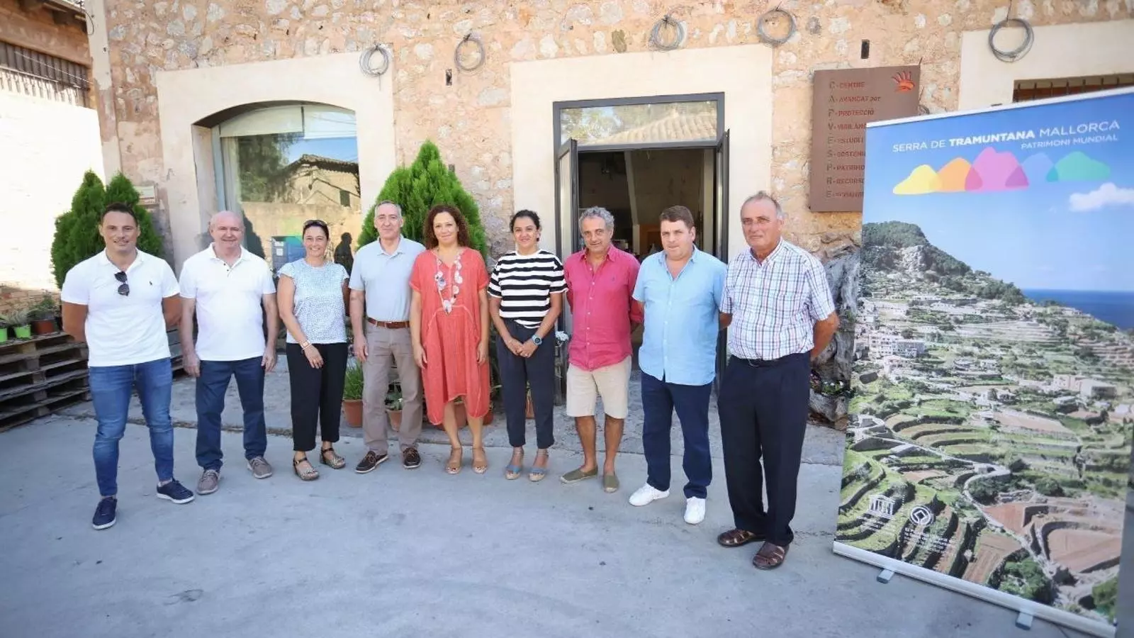La presidenta insular, Catalina Cladera, al costat del batle de Sóller, Carlos Simarro, i la consellera insular de Territori, Maria Antònia Garcías, al costat d'algunes de les entitats beneficiades.