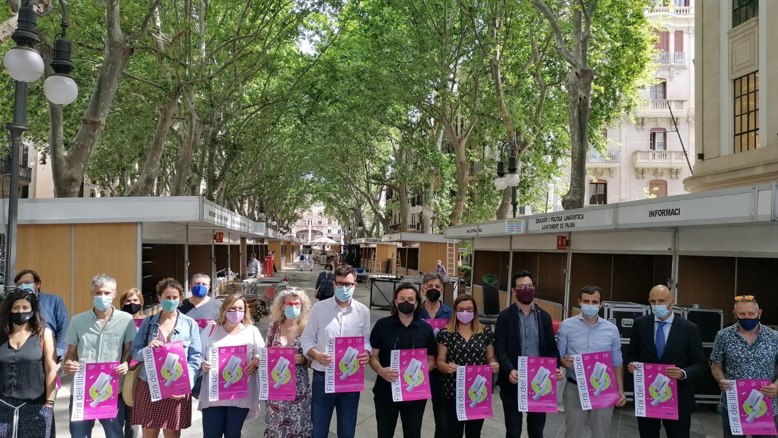 Al centre, el president del Gremi de Llibreters, Àlex Volney, amb el regidor de Cultura de Cort, Antoni Noguera i la consellera de Cultura, Patrimoni i Política Lingüística del Consell de Mallorca, Bel Busquets, acompanyats dels llibreters que participaran en la fira.
