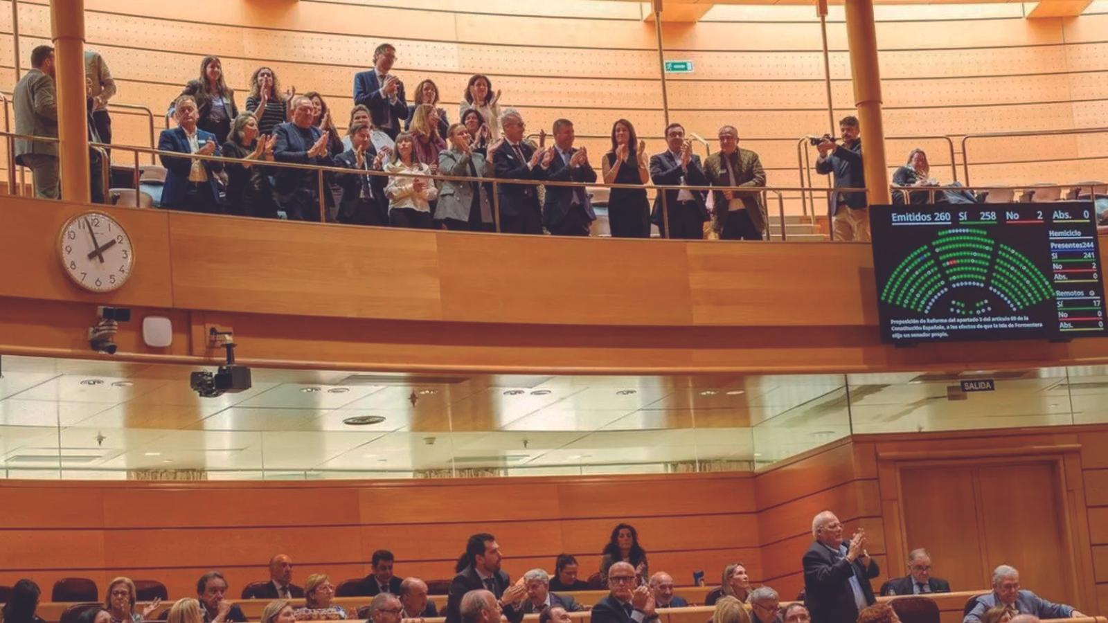 Aplausos después de la aprobación de la reforma constitucional que otorga un senador a Formentera al Senado.