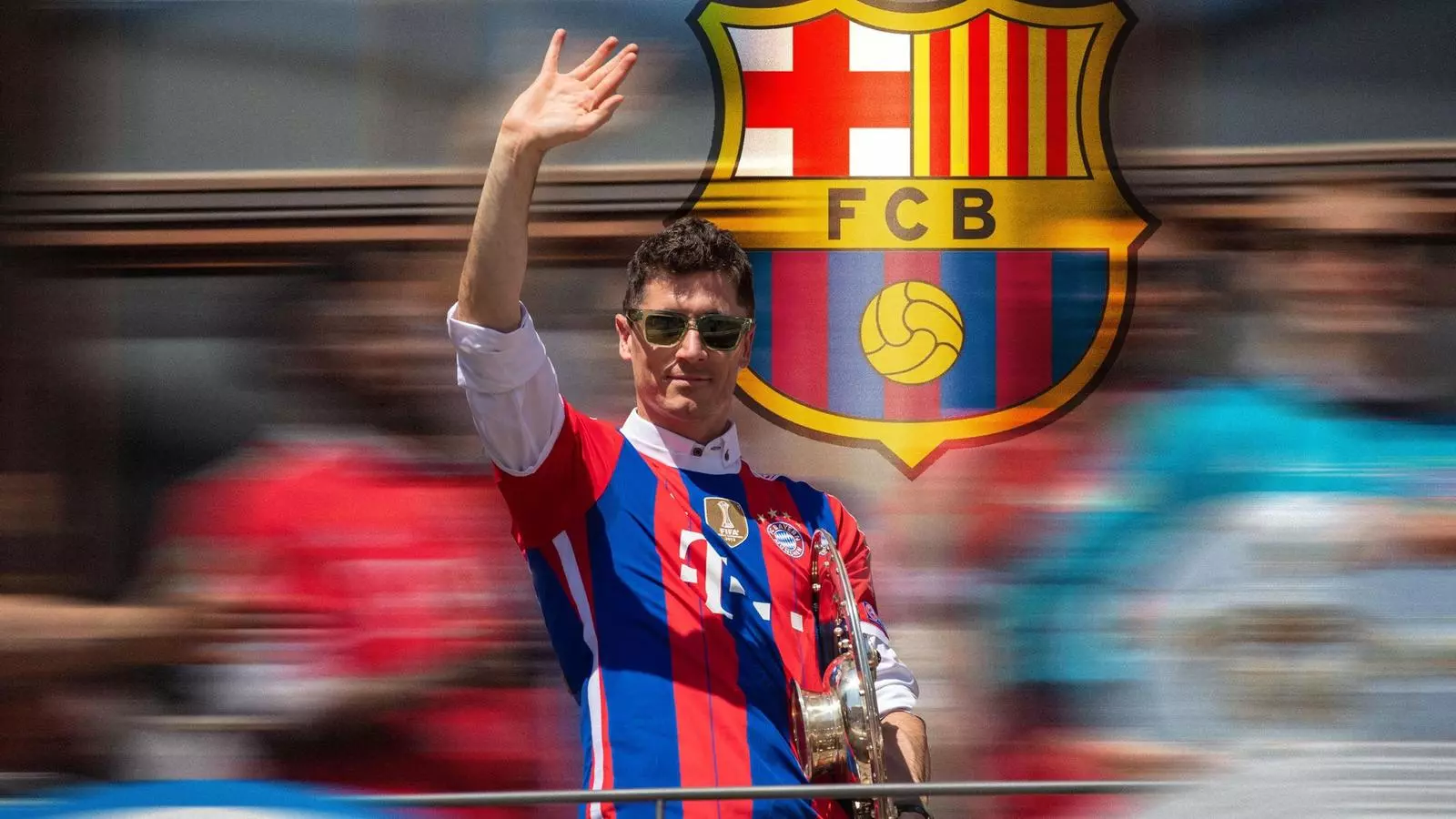 FOTOMONTAJE: Robert Lewandowski fichado por el F.C. Barcelona, en una imagen de archivo donde se despide de la celebración del campeonato del F.C. Bayern de Múnich en el ayuntamiento de Múnich, Alemania, el 15 de mayo de 2022.