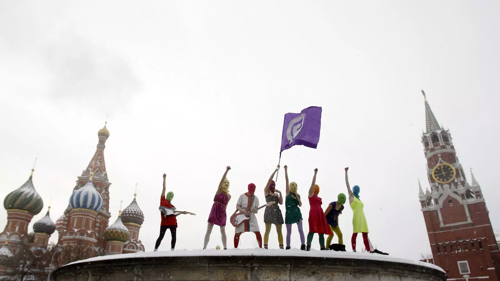 Membres de la banda Pussy Riot durant una performance contra Vladímir Putin el 2012 a la plaça Roja de Moscou