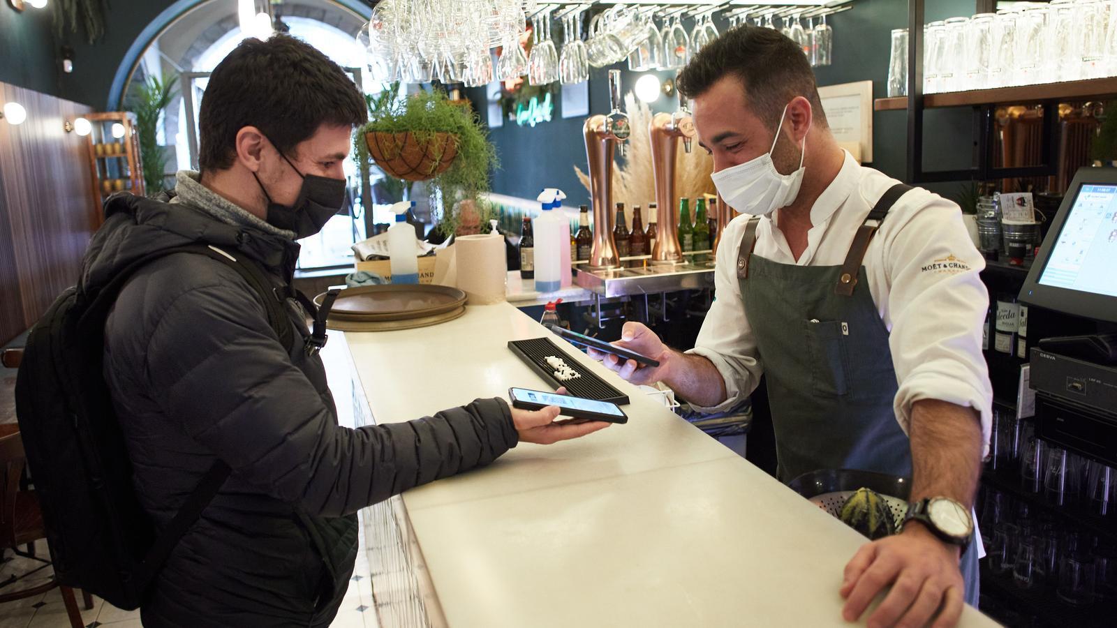 El certificat covid és necessari per accedir a establiments de restauració