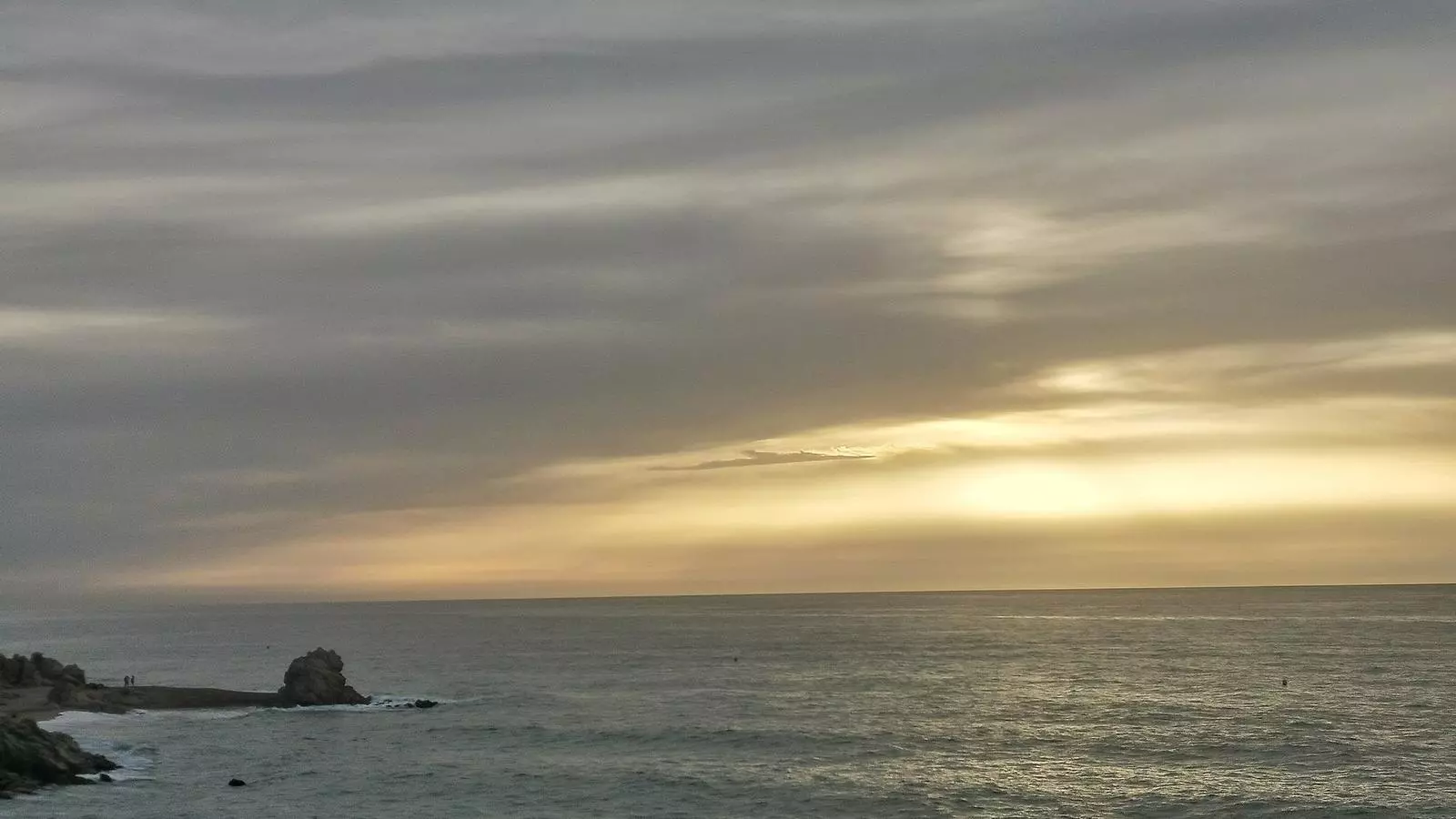 Albada de color terròs a Calella, per la presència de pols en suspensió