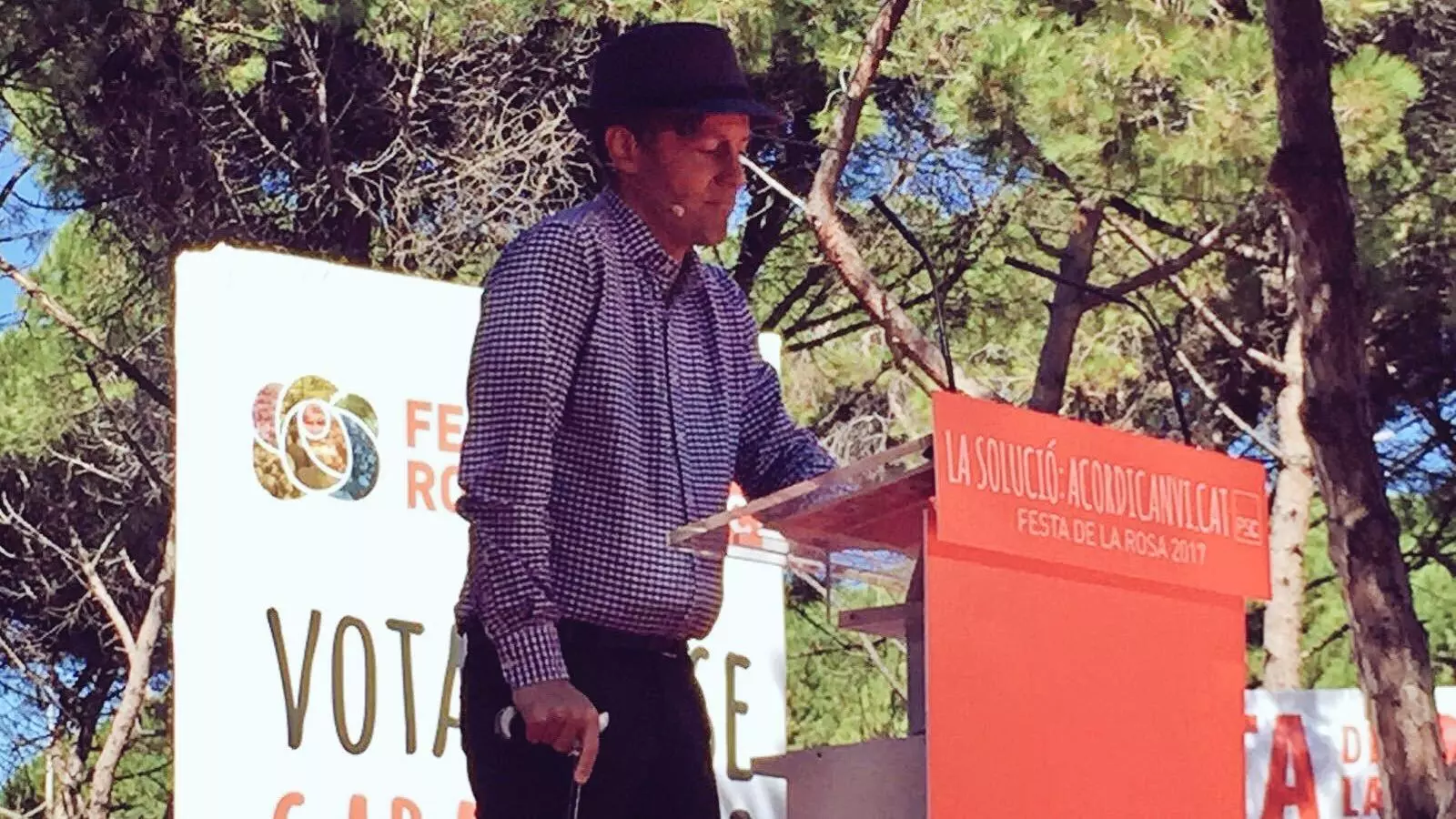 Un actor interpreta el Mingo, el militant socialista contra l'1-O creat a partir d'un error en un cartell del PSC