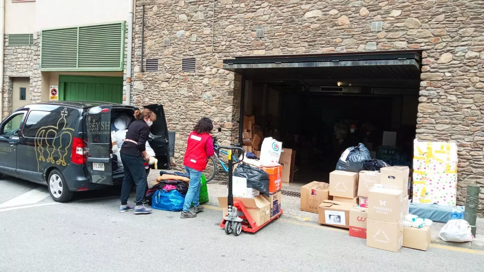 Voluntaris carreguen el comboi que ja ha partit cap a Ucraïna.