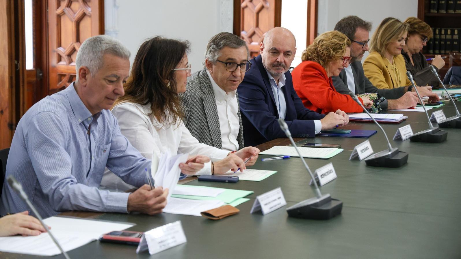 The Minister of Economy, Finance and Public Administration, José Antonio Rovira (in the center of the image), at the meeting of the General Negotiation Table for civil servants, statutory personnel and workers.