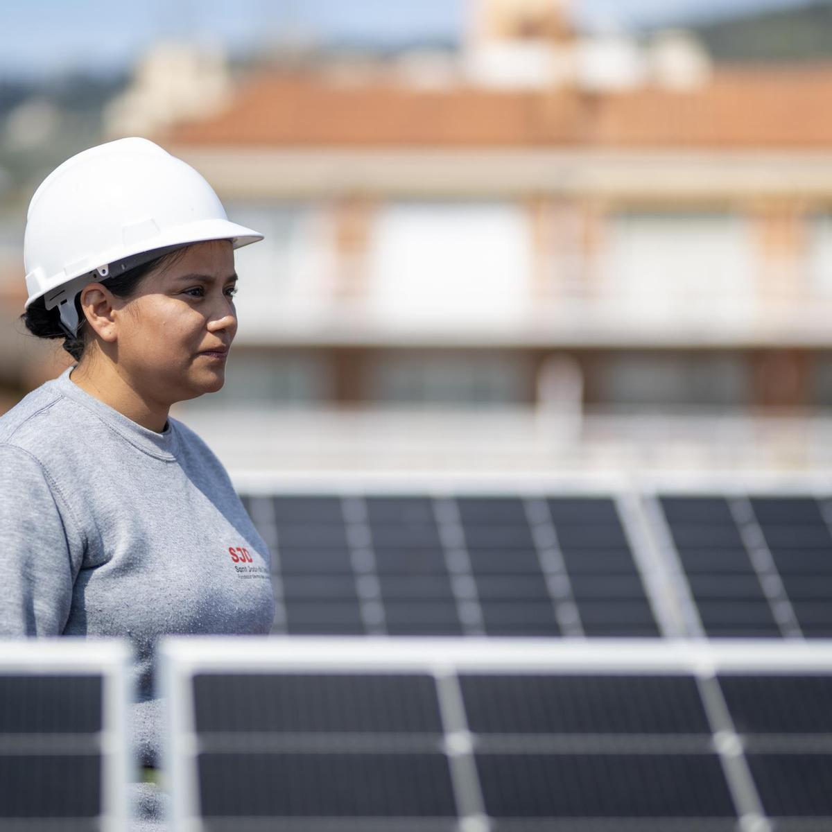 Dyana gonzález, the only woman participating in the job placement course.