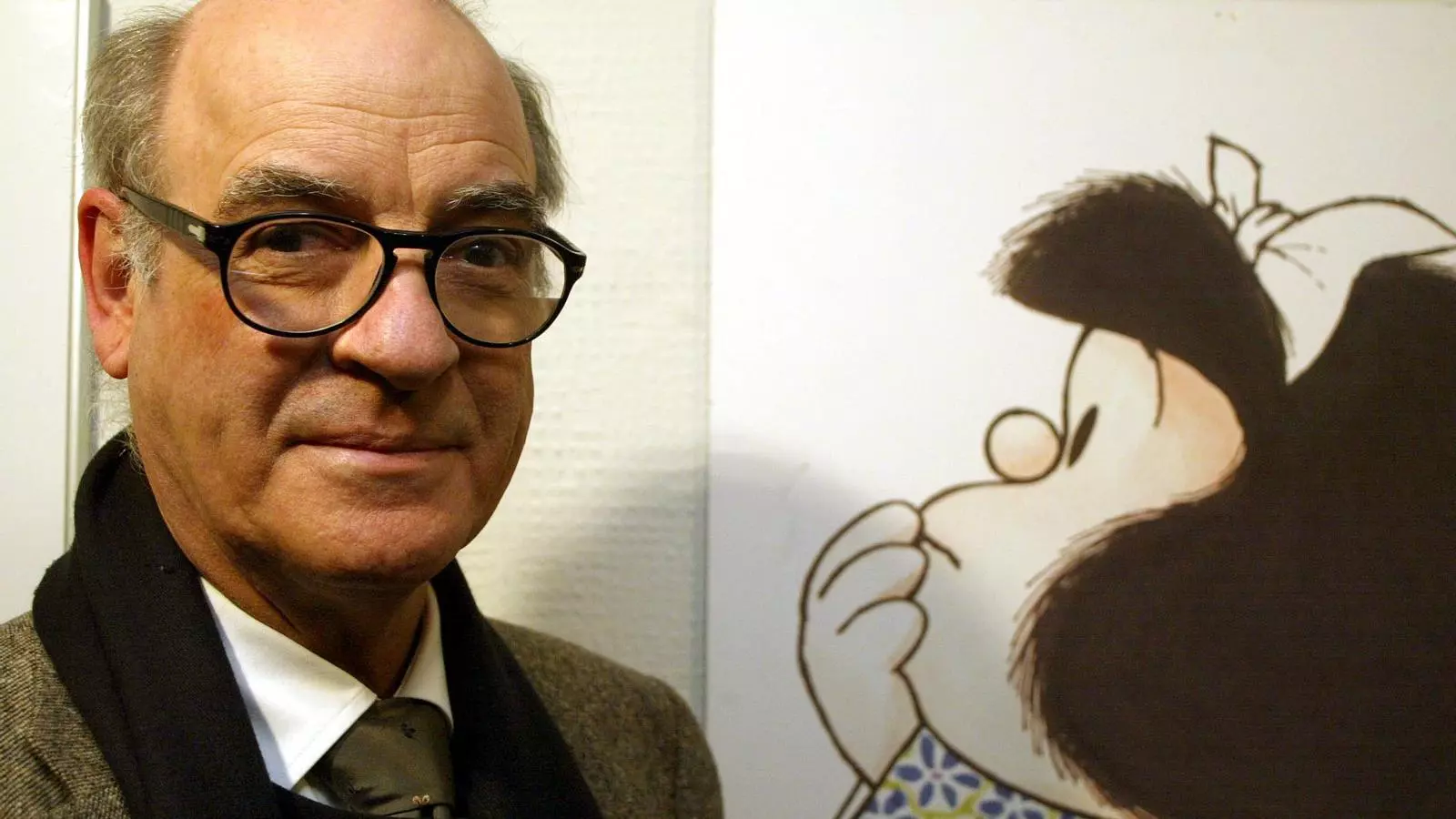 L'humorista argentí Joaquín Salvador Lavado "Quino" al costat del seu personatge més universal, "Mafalda"
