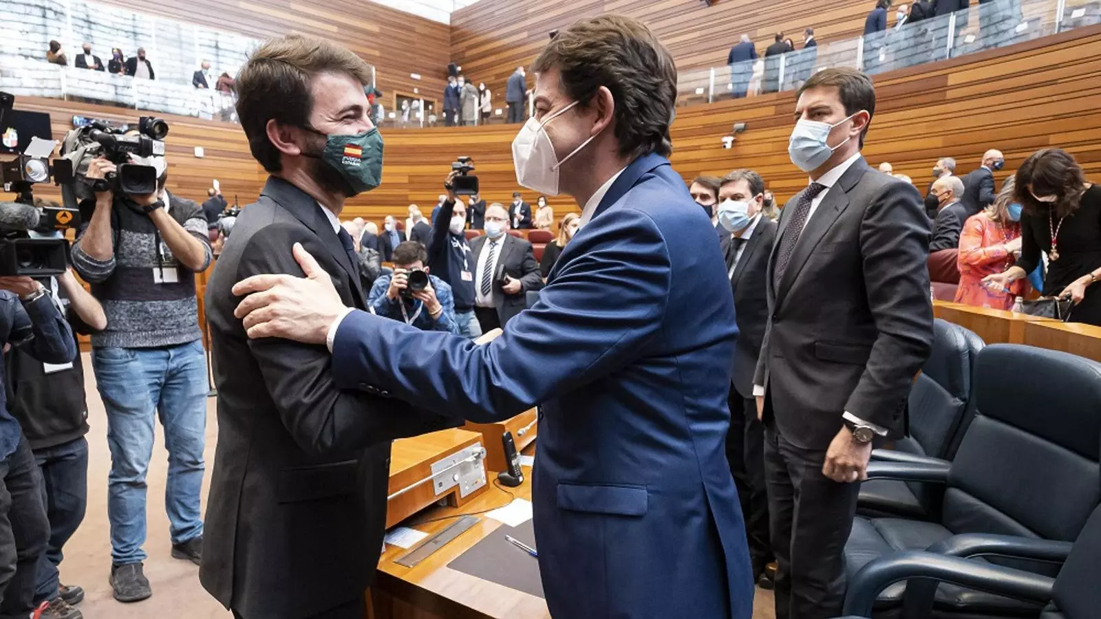 El líder de Vox a Castella i Lleó, Juan García-Gallardo (esquerra) i el president en funcions de la Junta de Castella i Lleó, Alfonso Fernández Mañueco, s'abracen en l'acte de constitució de les Corts de Castella i Lleó, el 10 de març.