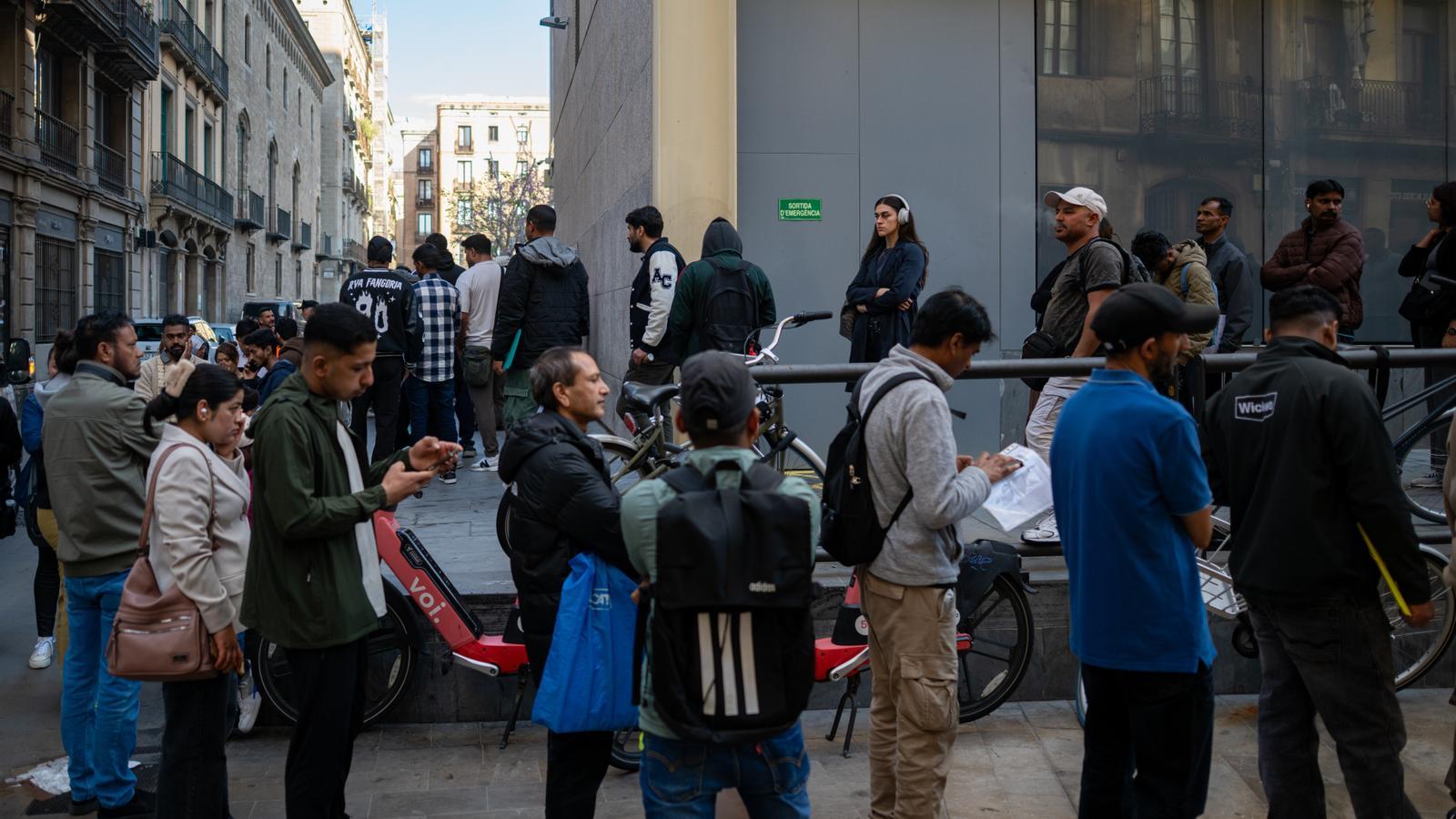 Queues to manage papers on the first day of in-person regularization of migrants