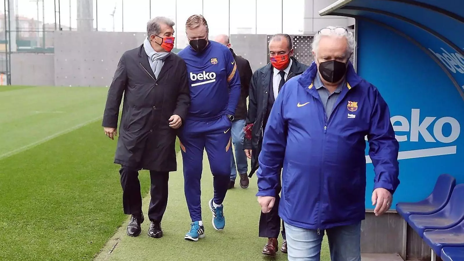 Ronald Koeman conversant amb Joan Laporta i Rafael Yuste a la Ciutat Esportiva