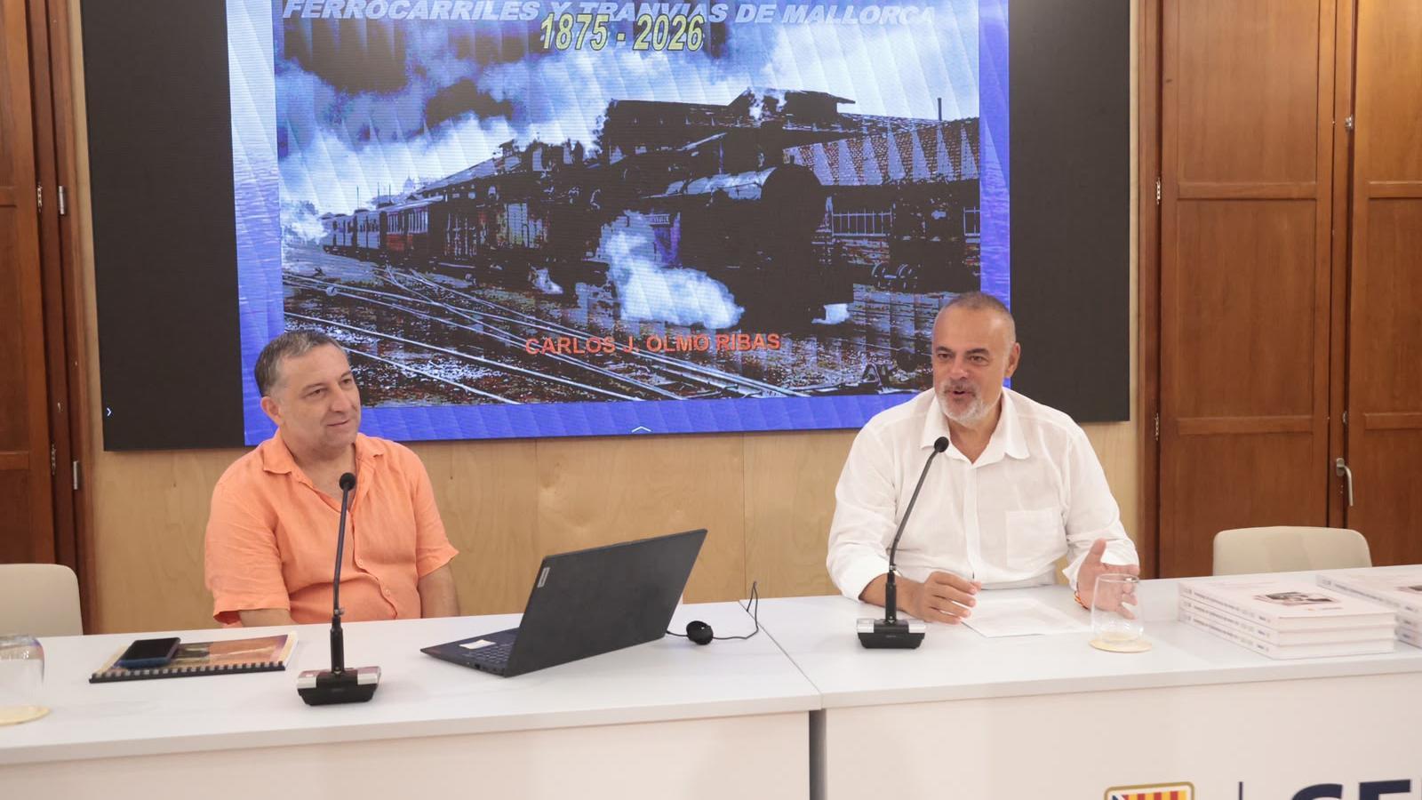 El gerent d'SFM, José Ramón Orta, i l'autor del llibre, Carlos Olmo, maquinista en actiu i investigador especialitzat en la història del ferrocarril a Mallorca.
