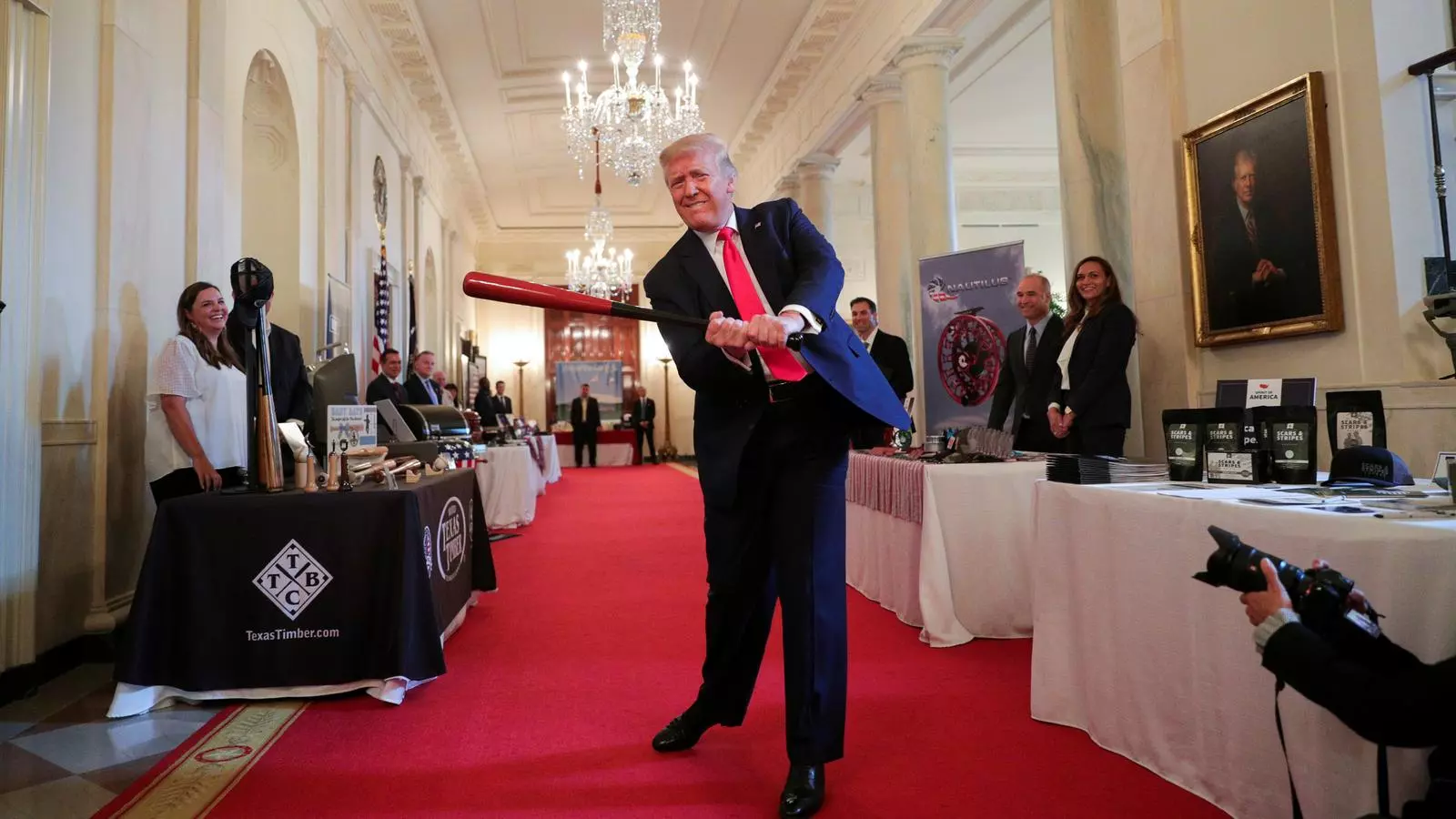 El president Trump fent un moviment amb un bat de beisbol, la Casa Blanca