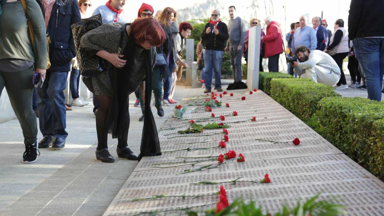 Añaden 17 nombres nuevos al Muro de la Memoria del cementerio de Palma