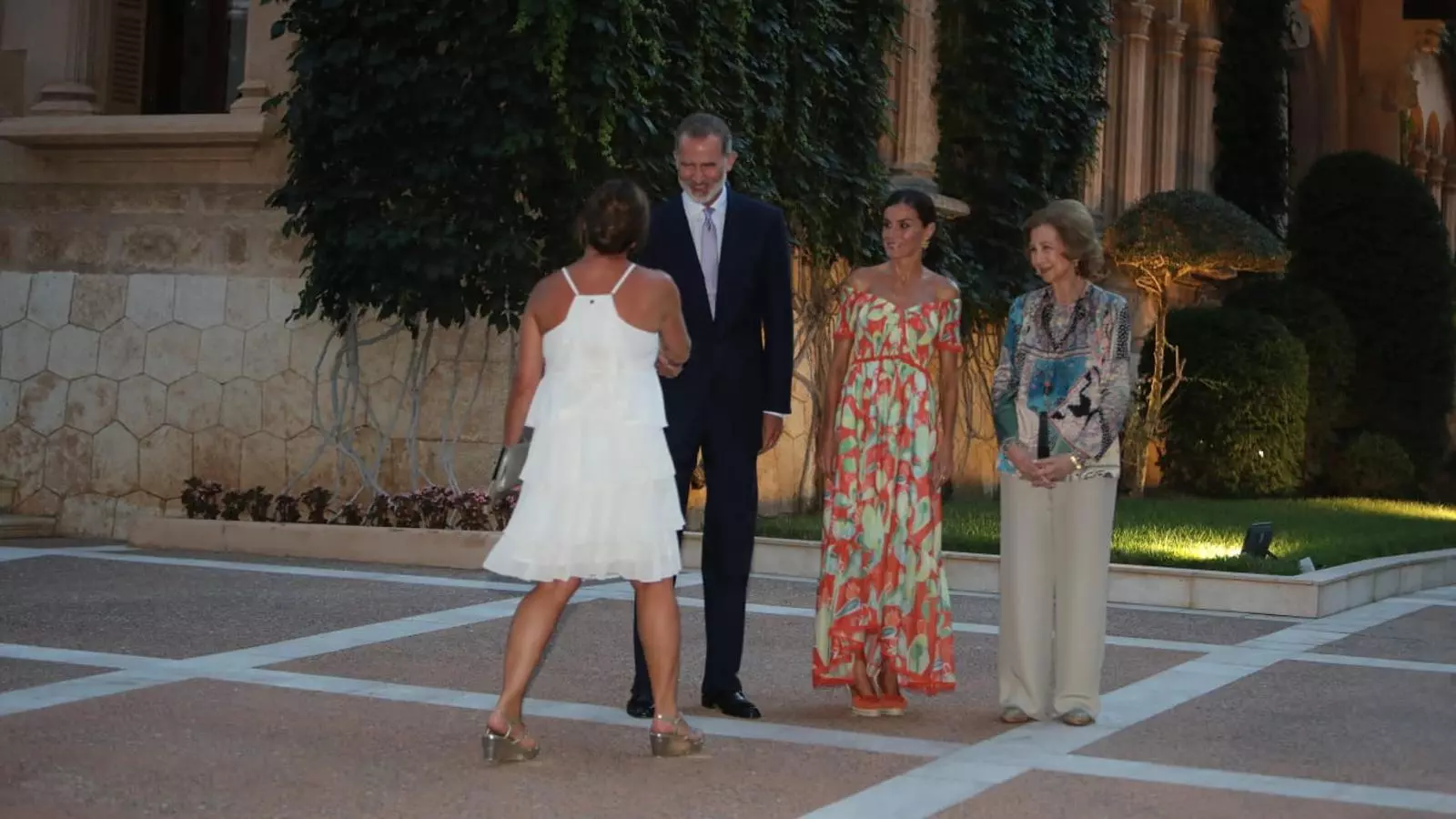 Els reis Felip VI i Letícia i la reina consort, Sofía, saludant la presidenta del Govern, Francina Armengol, aquest dijous.