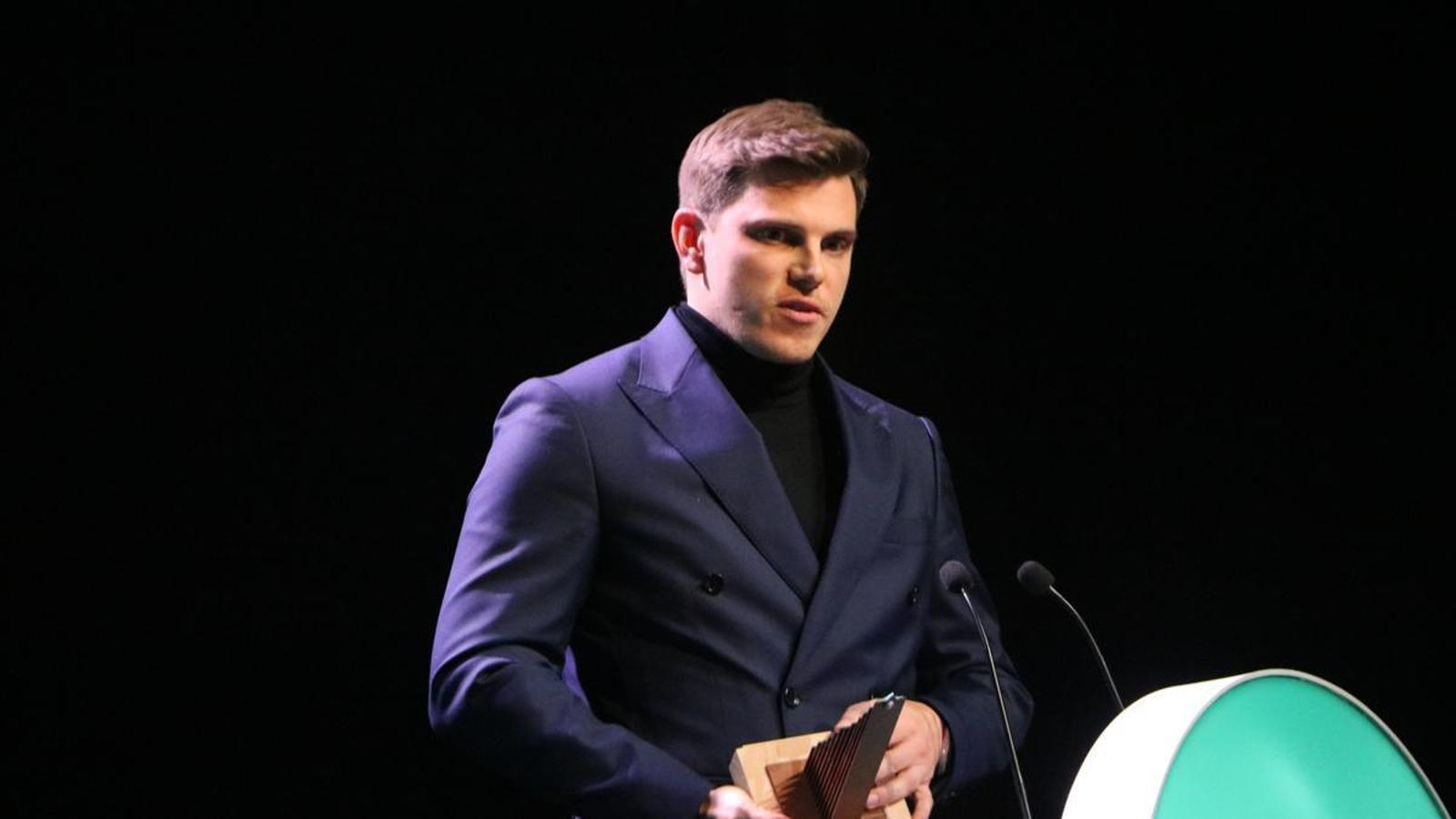 Guillem Nivet, president de La Bressola, amb el Premi Martí Gasull.