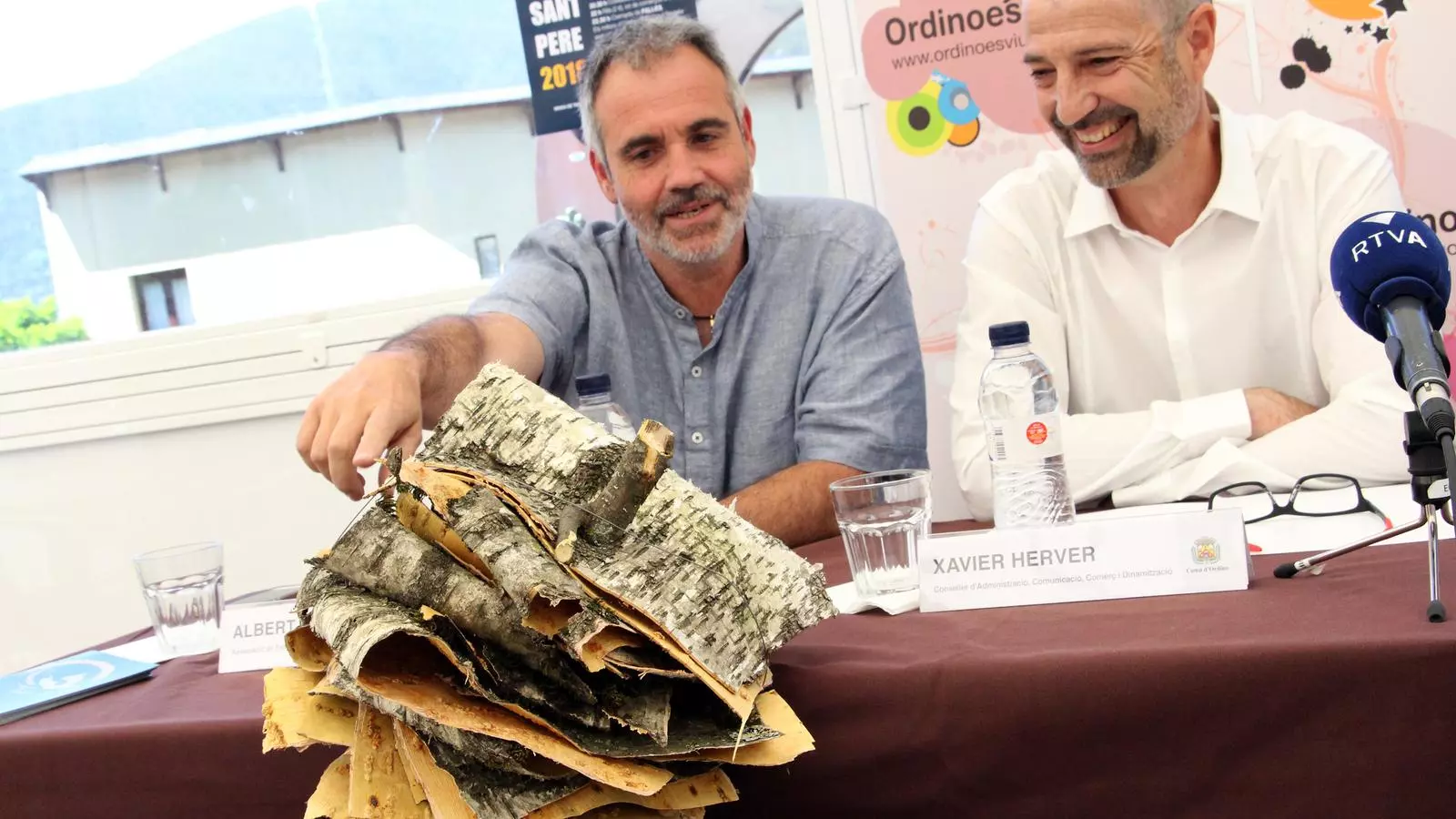 Albert Roig, de l'associació de Fallaires d'Andorra, i Xavier Herver, conseller d'Administració, Comunicació, Comerç i Dinamització del comú d'Ordino, mostren la falla tradicional que es cremarà per la revetlla de Sant Pere. / C.G.