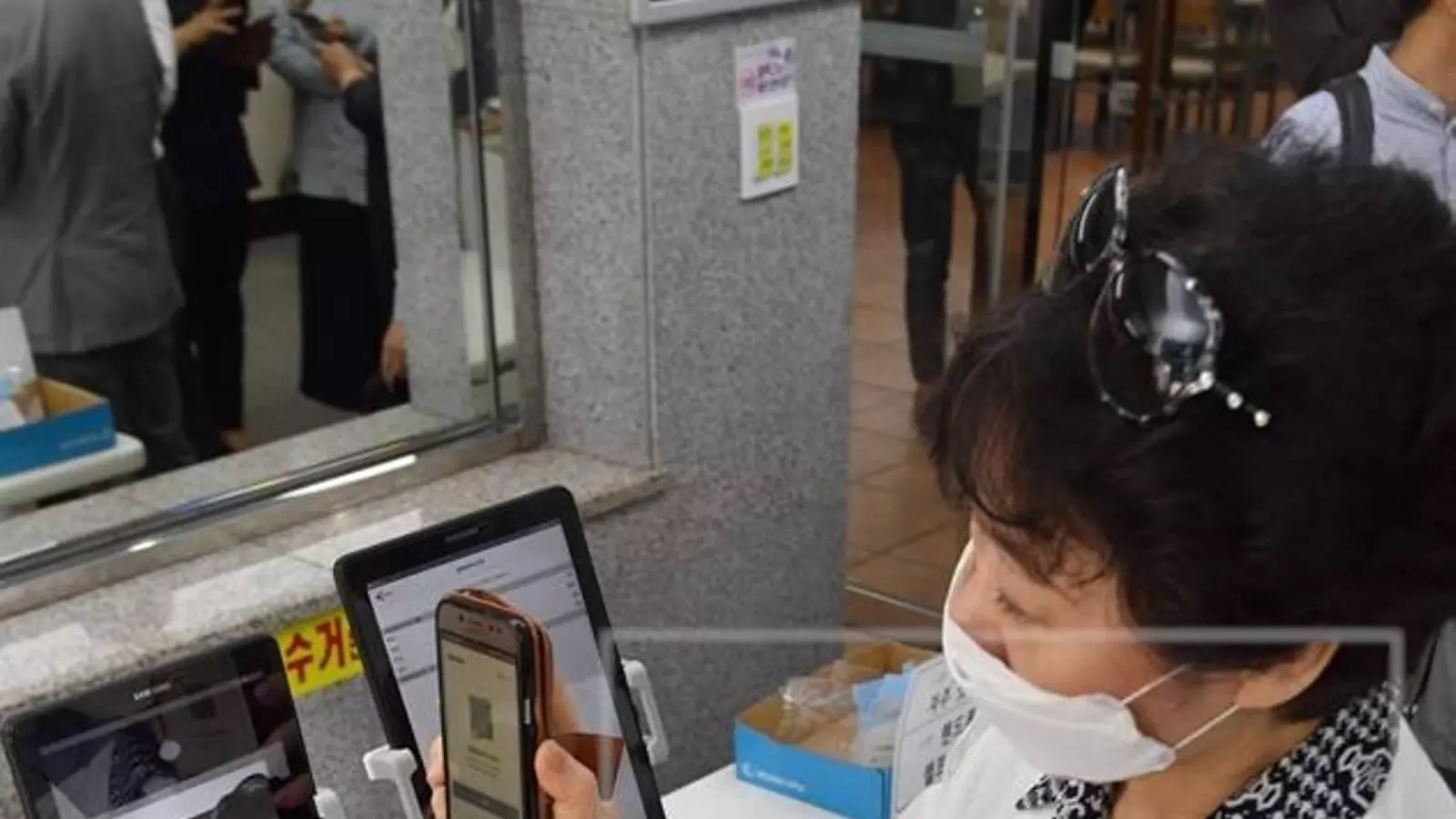 Control d'accés amb codi QR en una església de Seül.