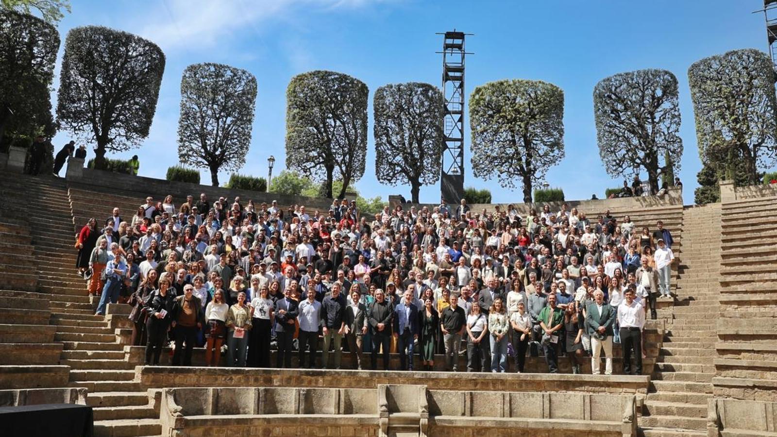 Fotografía de familia con los artistas del Grec 2026