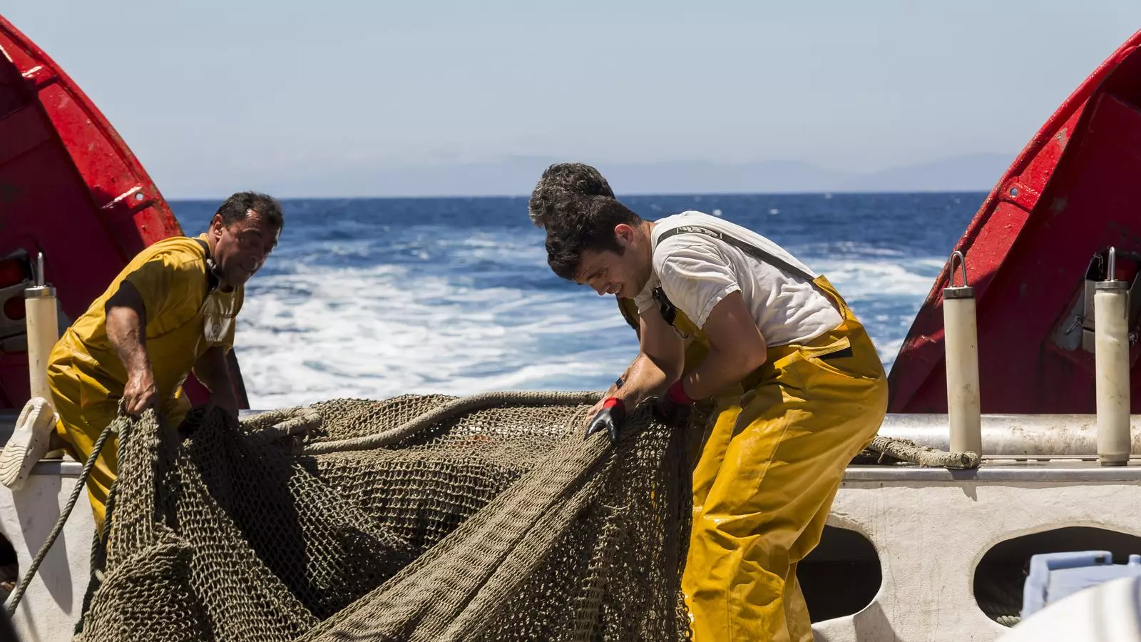Un grup de pescadors treballant
