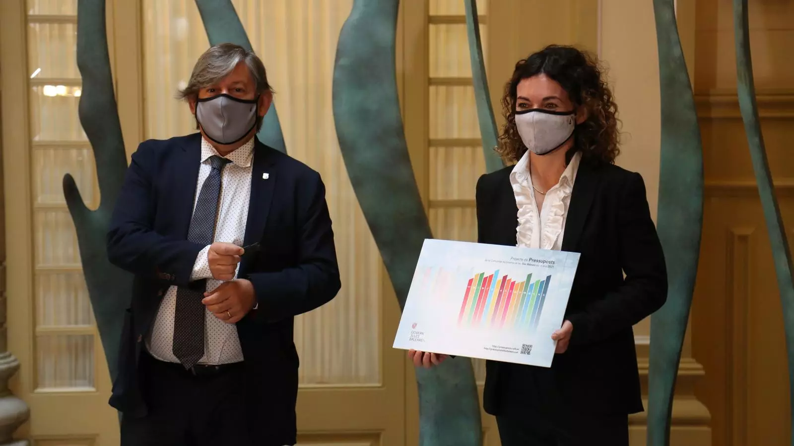 El president del Parlament, Vicenç Thomàs, i la consellera d'Hisenda, Rosario Sánchez