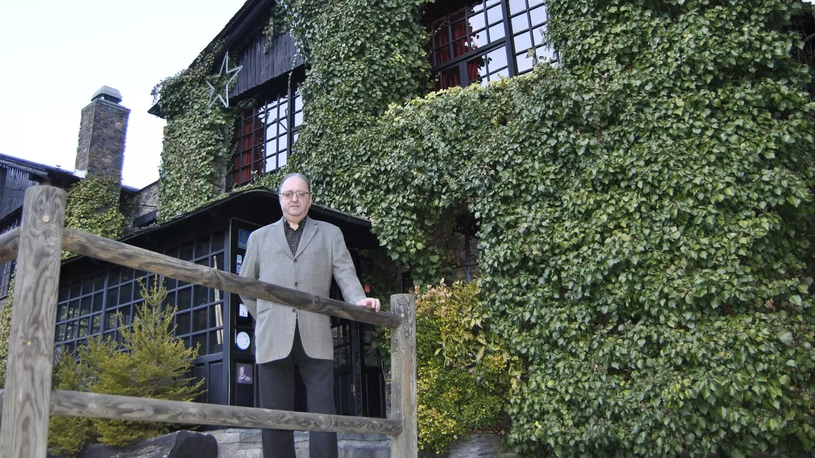 El nou gerent de la Borda de l'Avi, Joan Antoni Azurmendi, davant del restaurant.