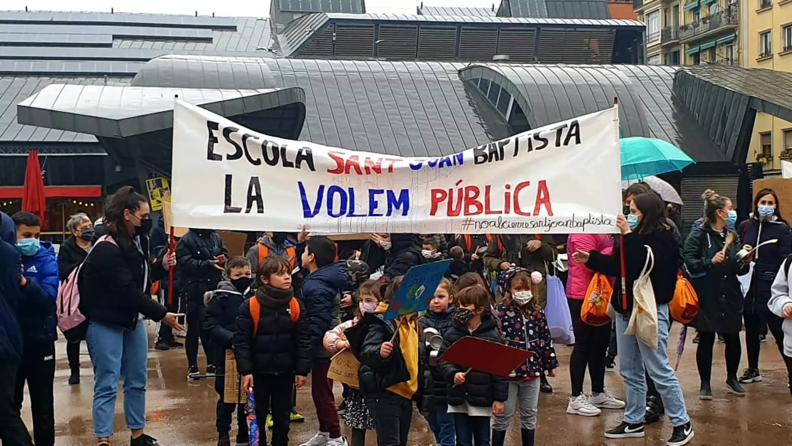 Les famílies de l'escola Sant Joan Baptista s'han manifestat per denunciar el tancament del centre