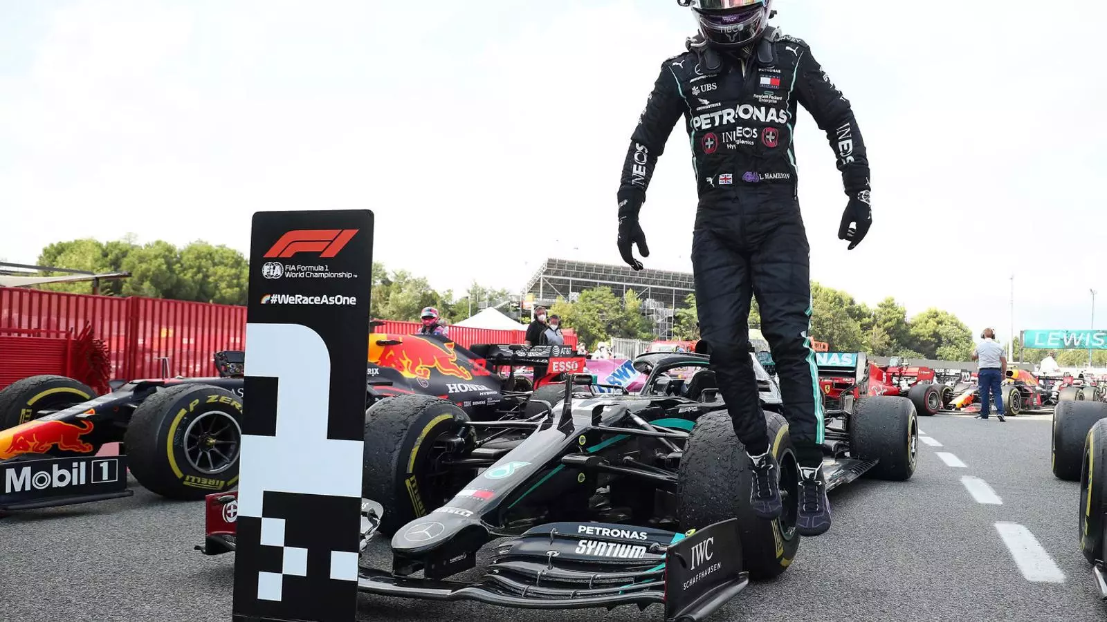 Lewis Hamilton ahir a Montmeló després de vèncer la cursa.