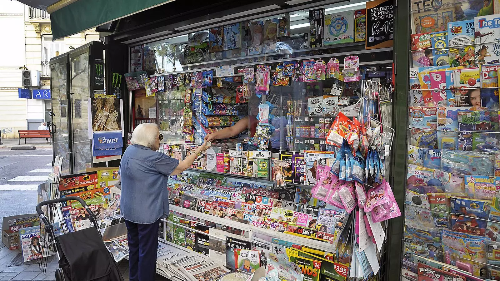 El reduït marge de benefici de la venda de publicacions fa que els quiosquers optin per diversificar la seva oferta.