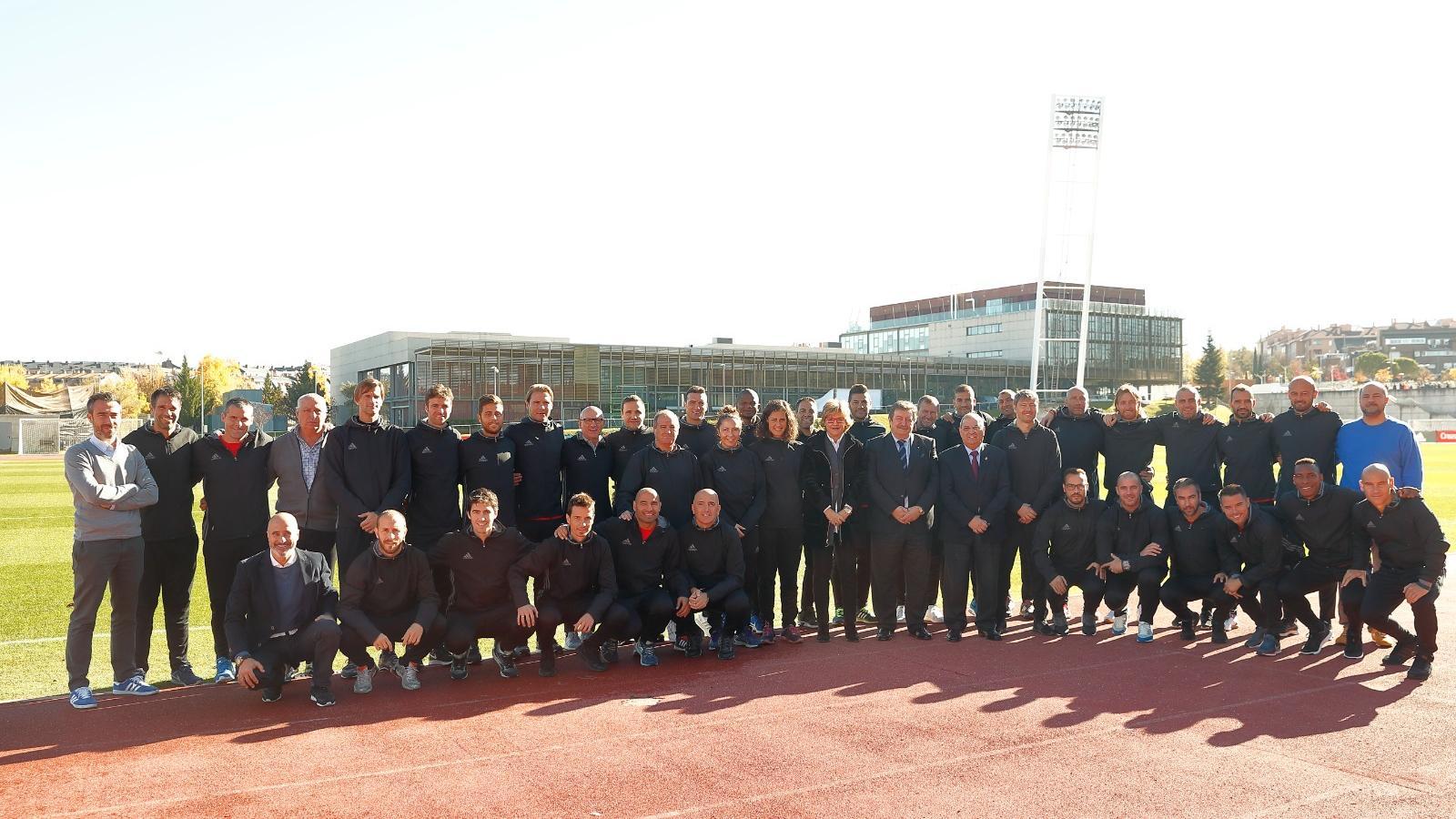 Family photo of the UEFA course for coaches taught by the RFEF
