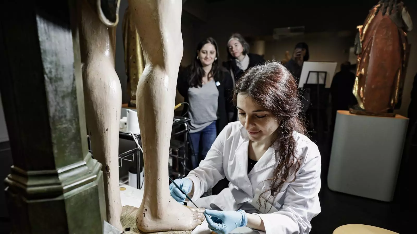 Una restauradora del Museu Marès treballant durant la jornada In Museu 2019